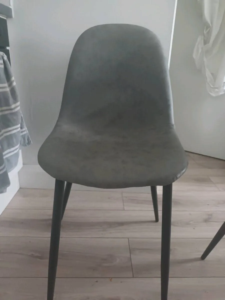 Grey table and 4 chairs - Image 2