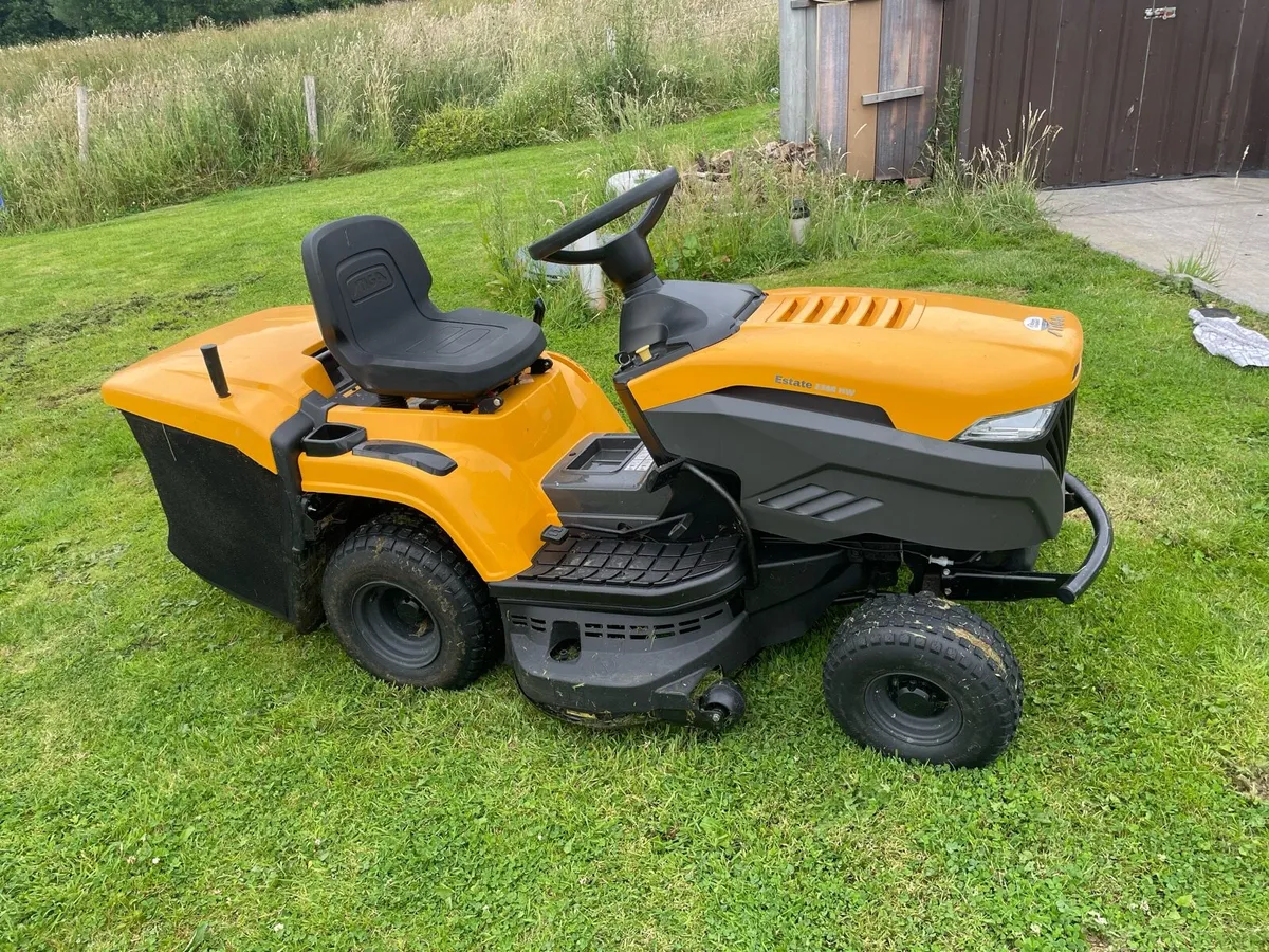 Stiga Estate 2398 HW ride on lawnmower - Image 2