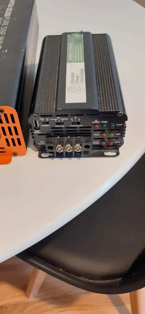 BATTERY CHARGER - Image 1