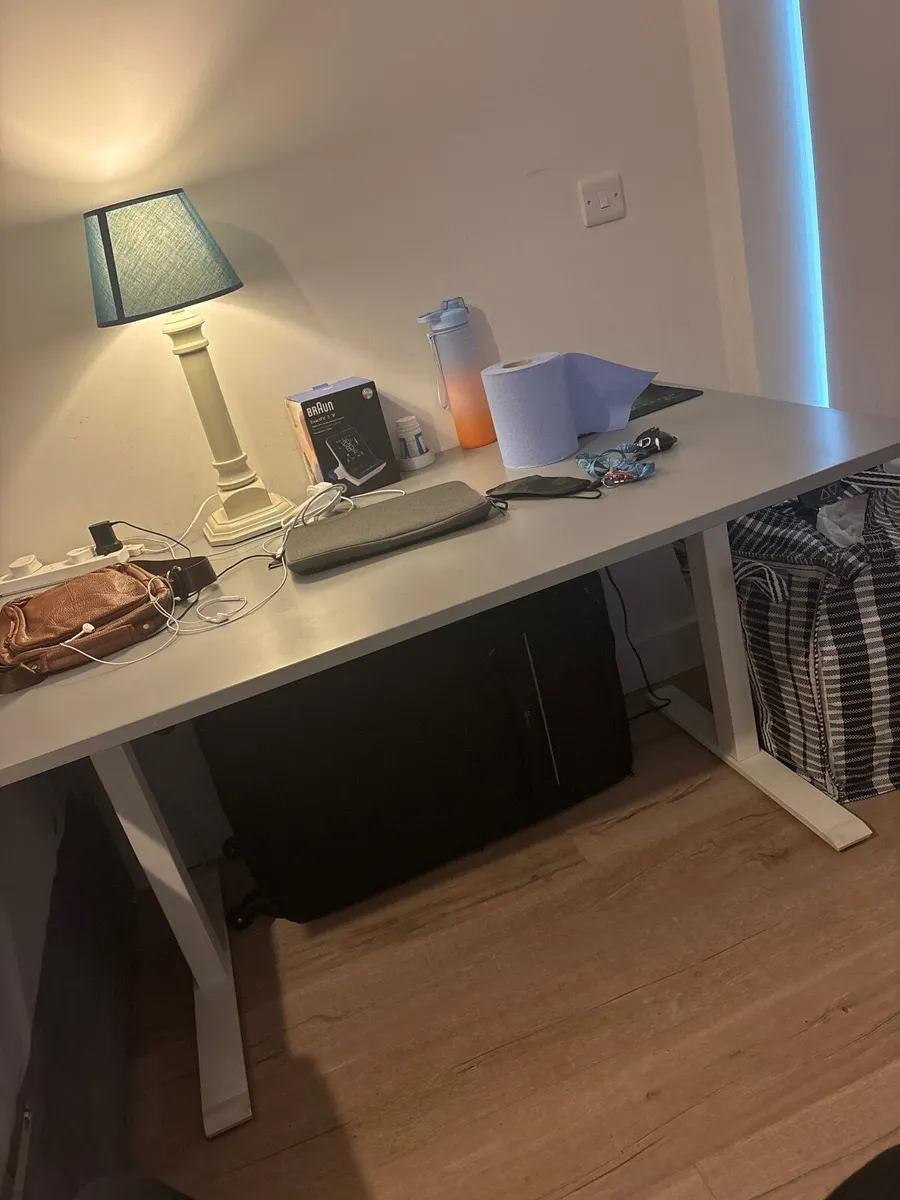 Office table - Image 1