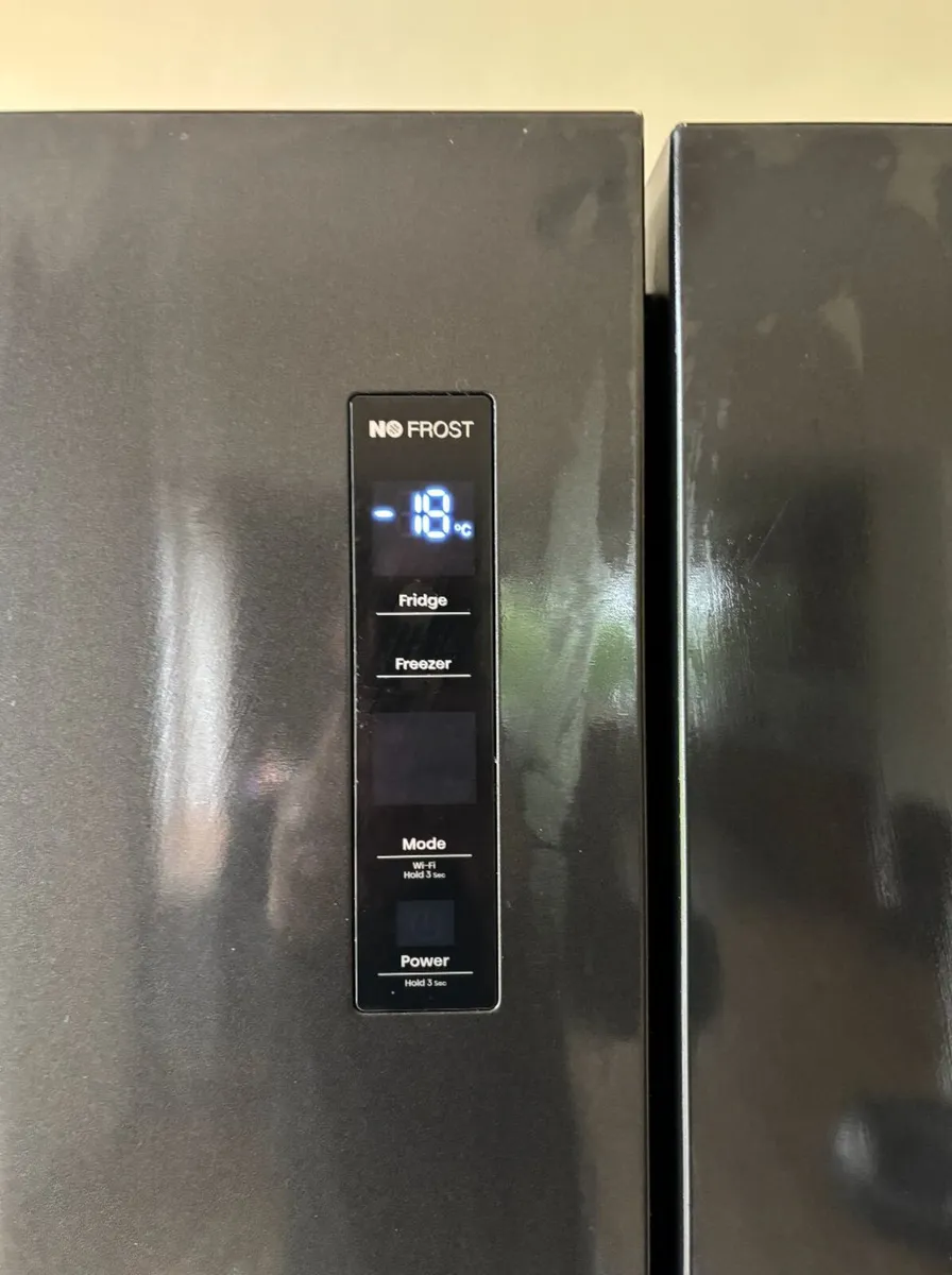 7 Month Old Hisense Freestanding Fridge Freezer - Image 3