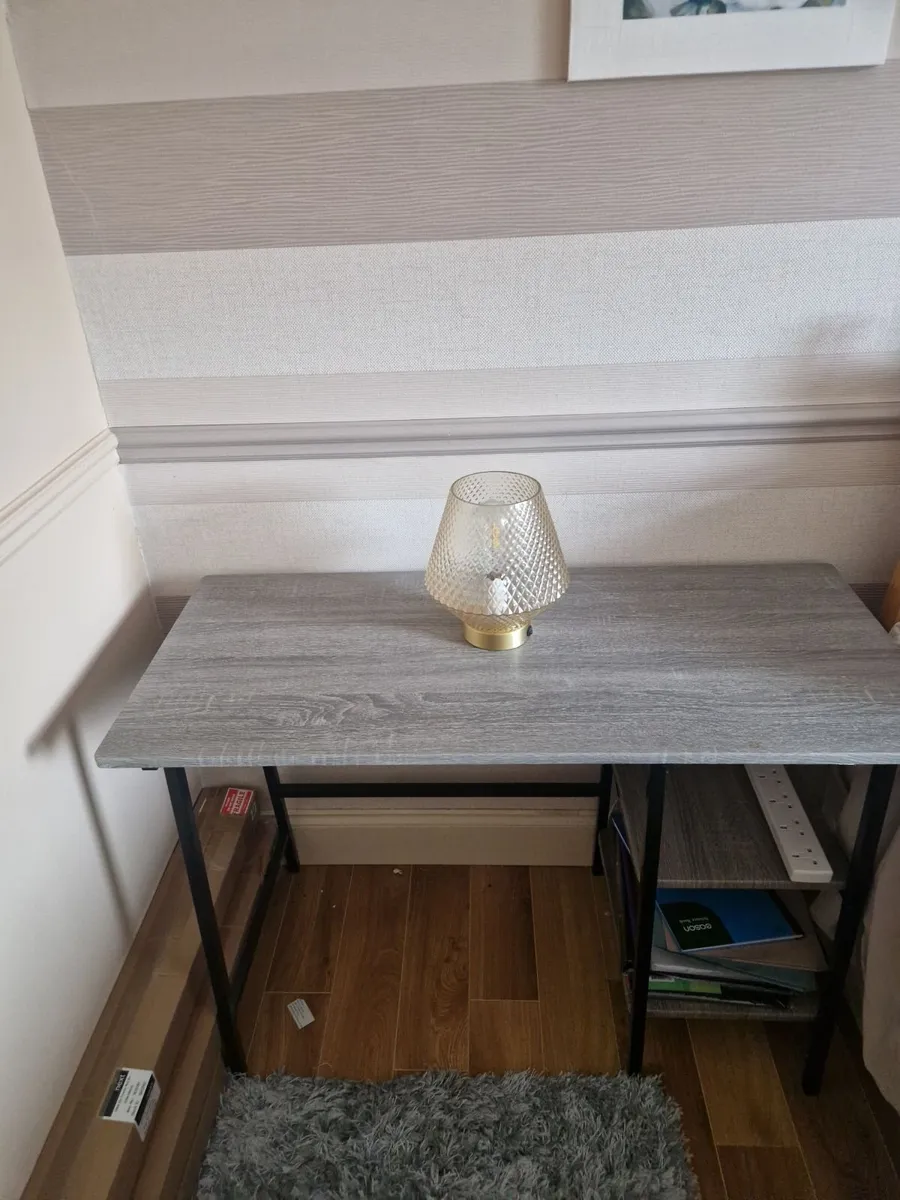 Chair, table and standing light - Image 1
