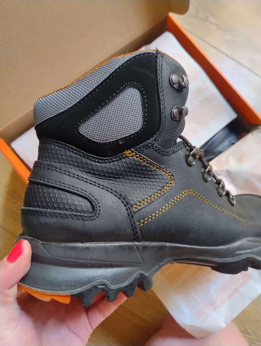 Safety boots - Image 1