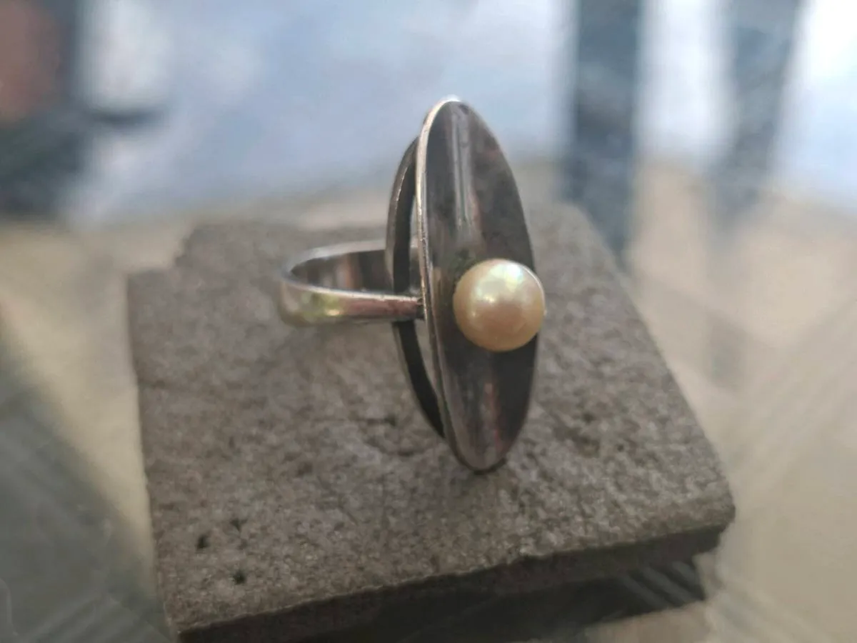 Lovely Vintage Sterling Silver Pearl Ladies Ring - Image 2