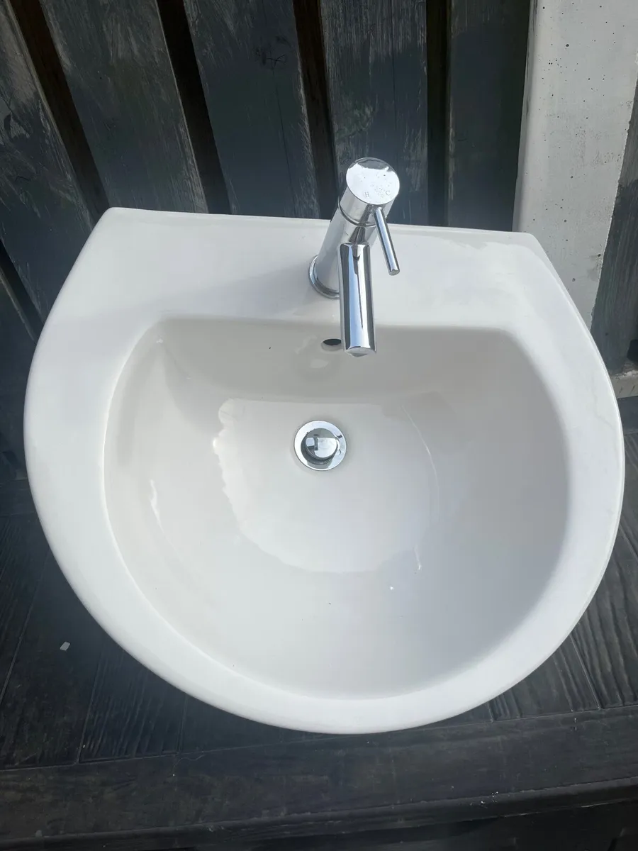 Sink basin and pedestal - Image 1
