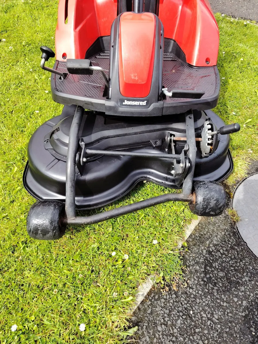 Jonsered ride on lawnmower - Image 4