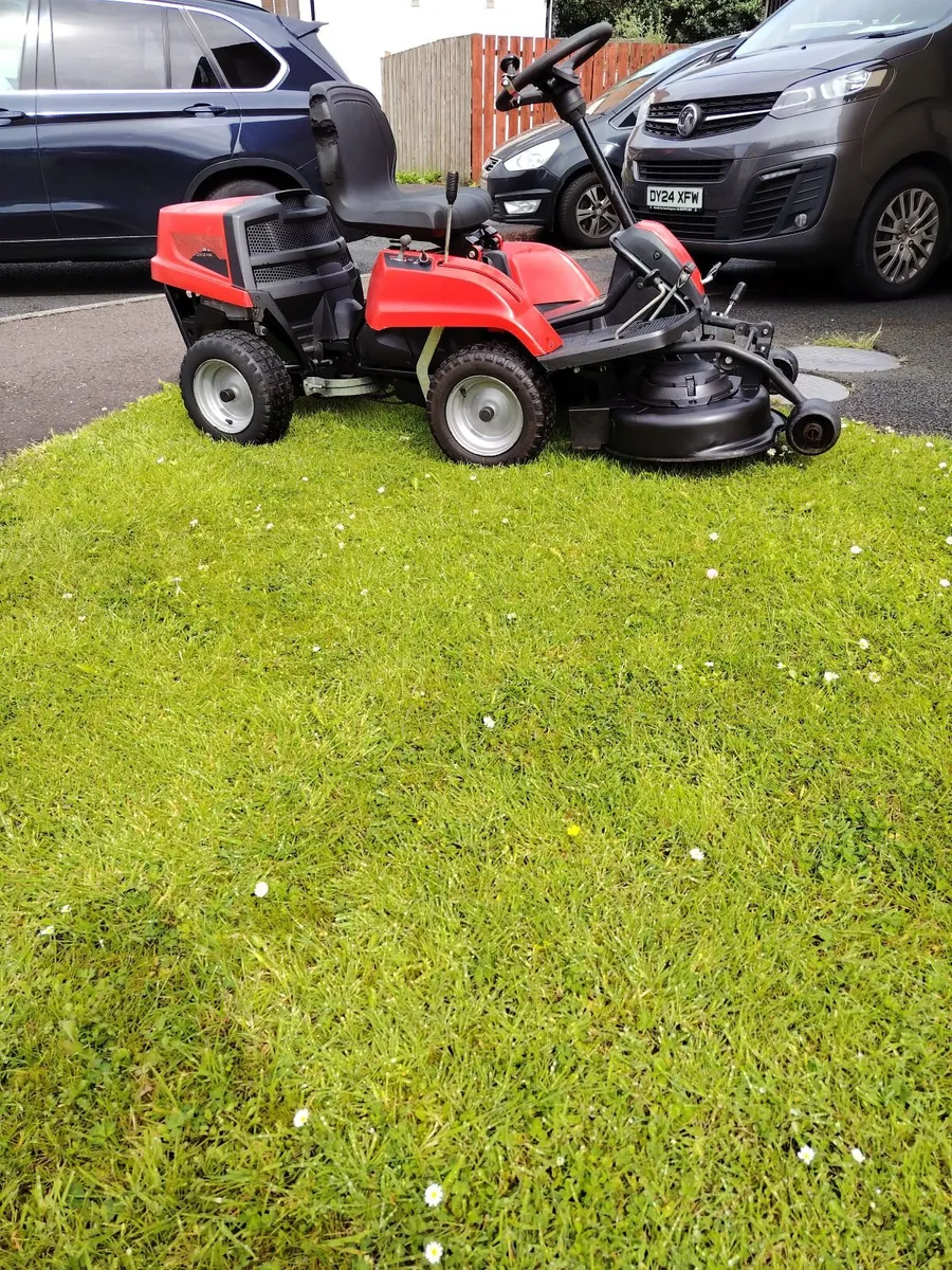 Jonsered ride on lawnmower - Image 2