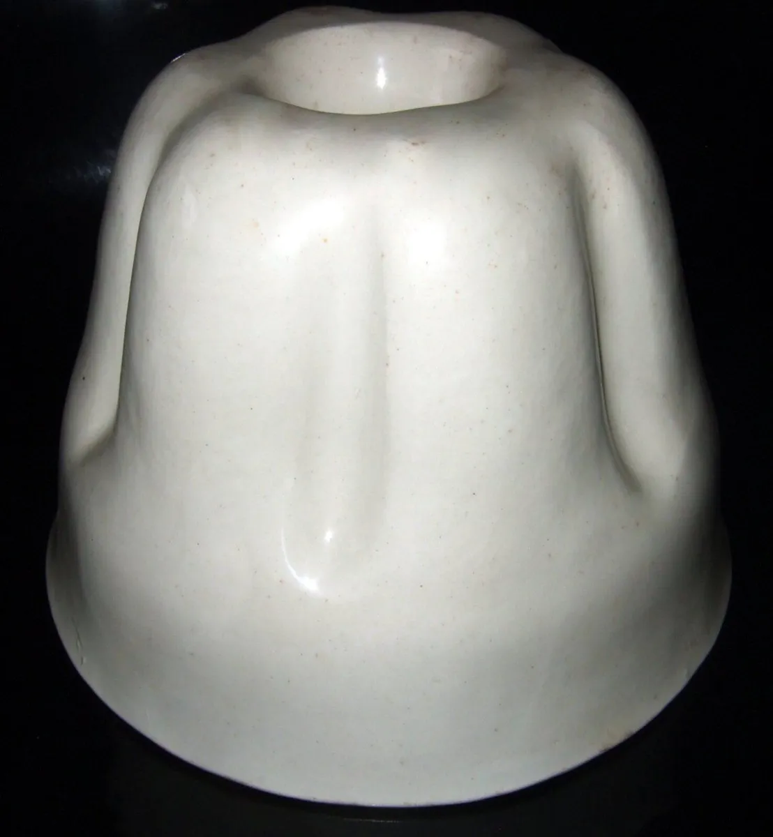 Vintage Shelley White Ceramic Jelly Mould - Image 4