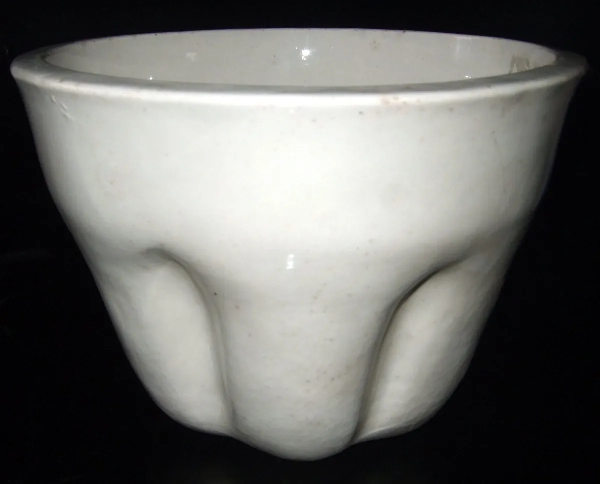 Vintage Shelley White Ceramic Jelly Mould - Image 2
