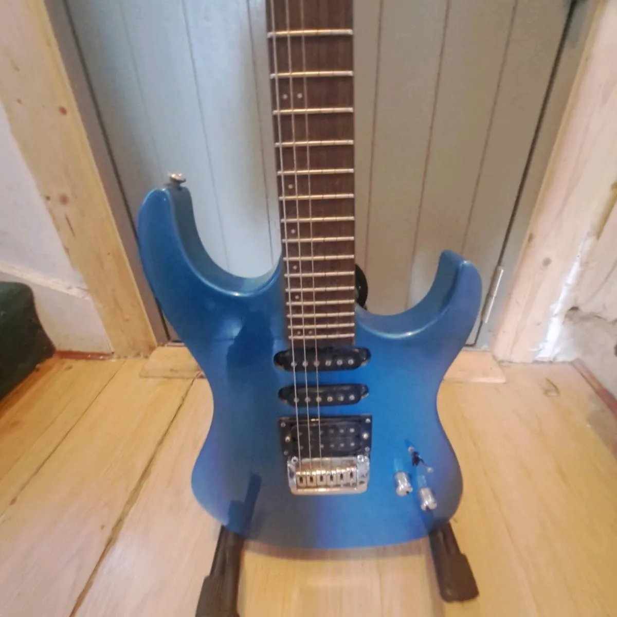 Electric guitar - Image 1