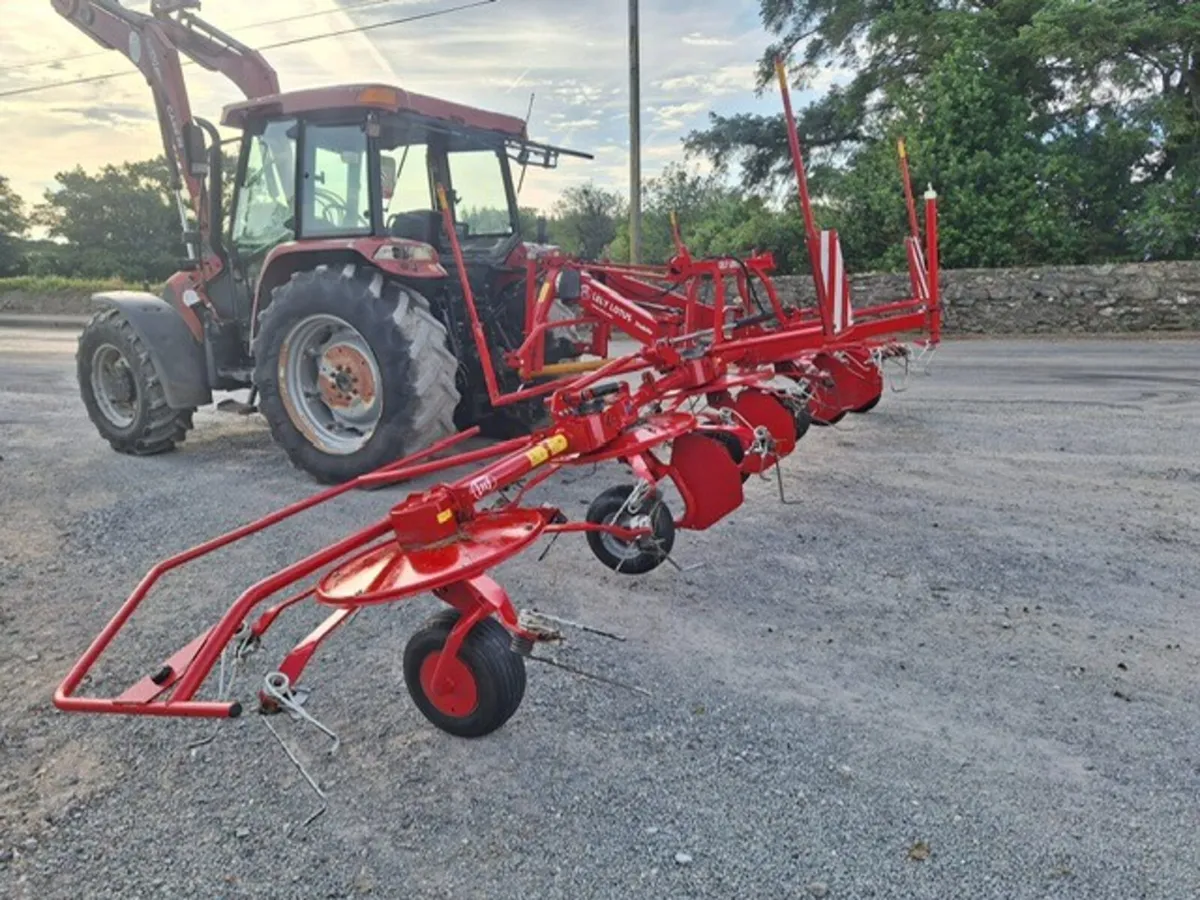 2018 Lely Lotus 770 6 Rotor Tedder - Image 2