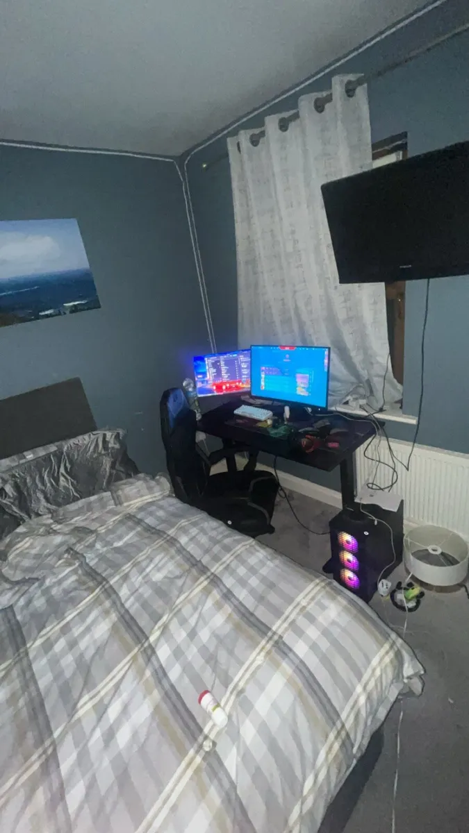 Gaming pc ( whole setup ) monitors included - Image 1