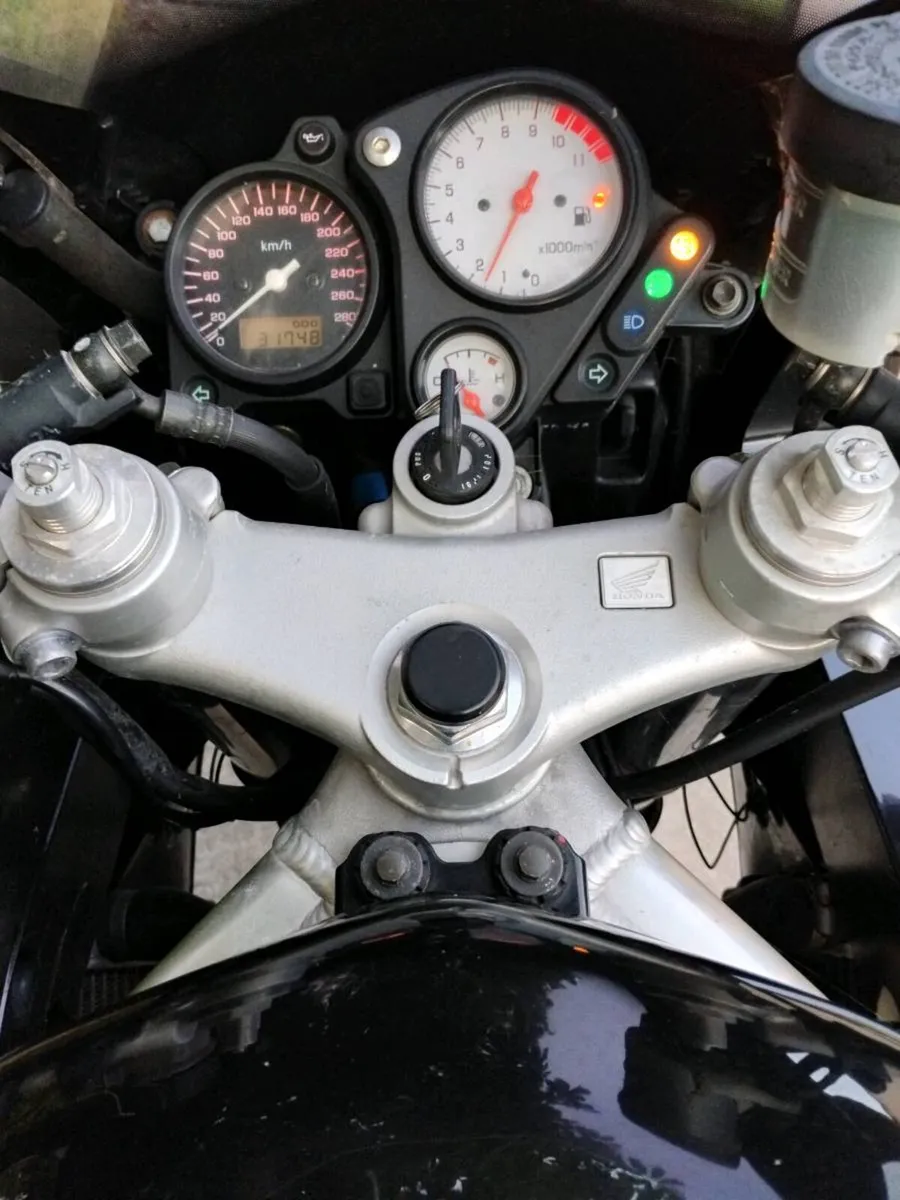 Honda vtr 1000 - Image 4