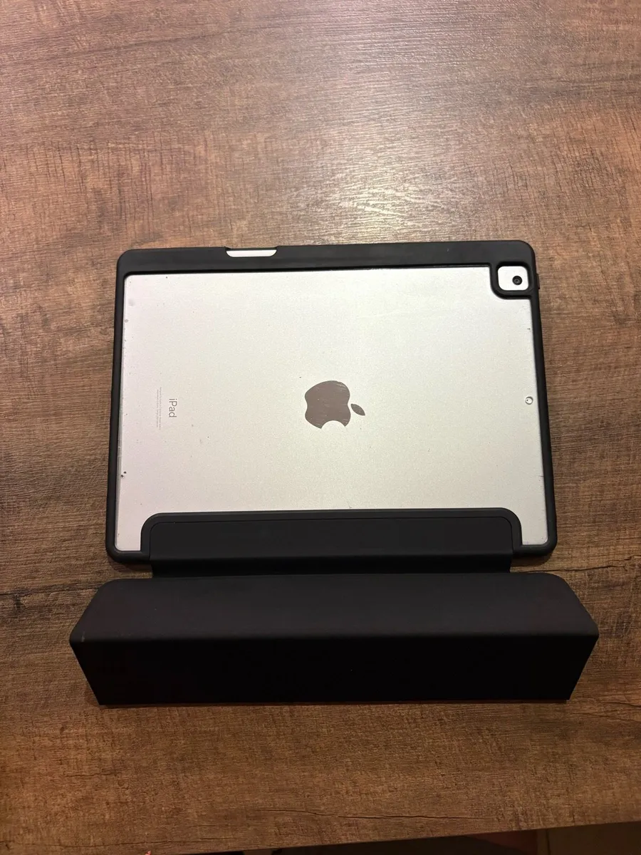 iPad 9 64GB + Pencil + Case – Excellent Condition - Image 3