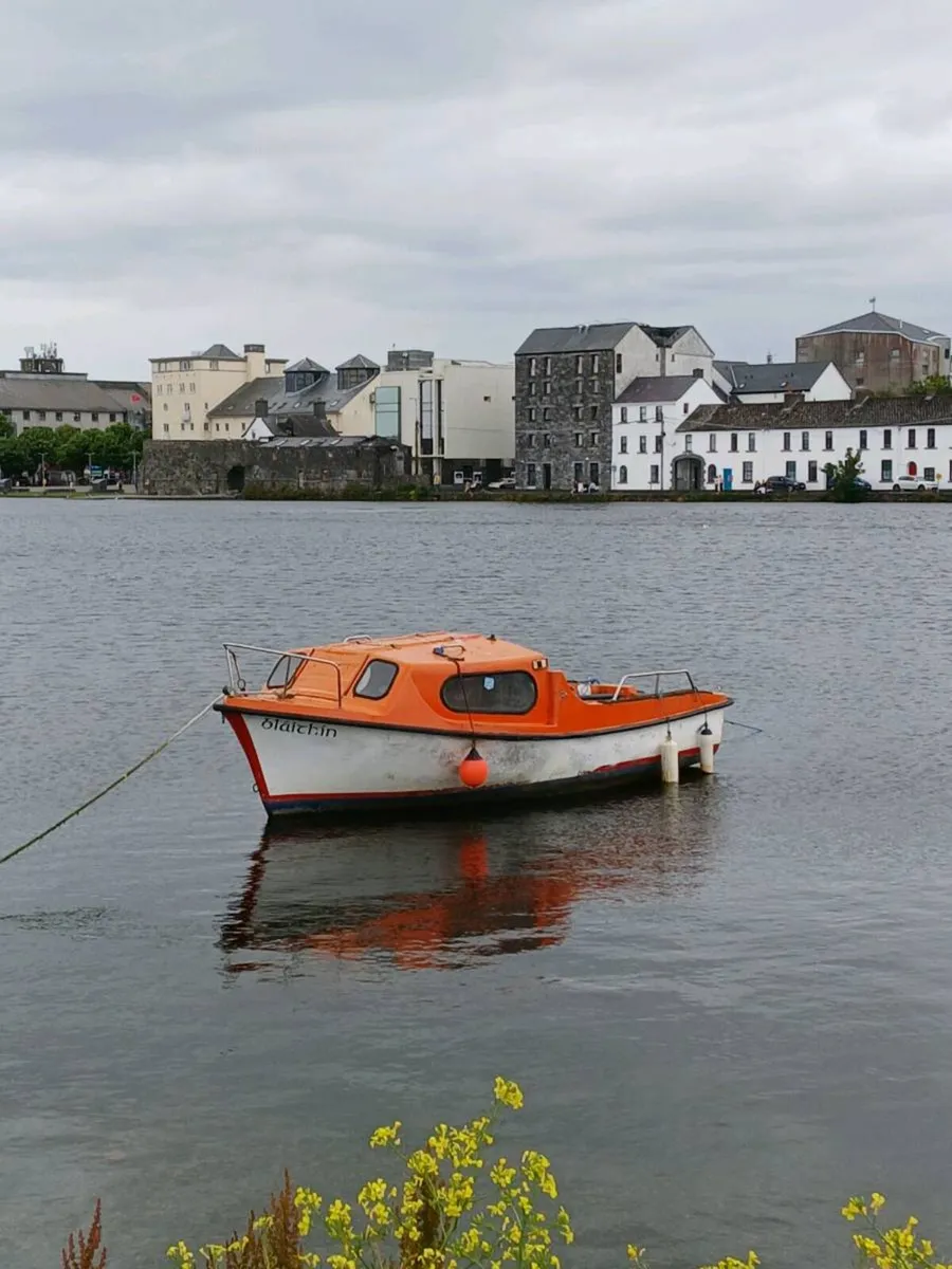 17ft boat. - Image 1