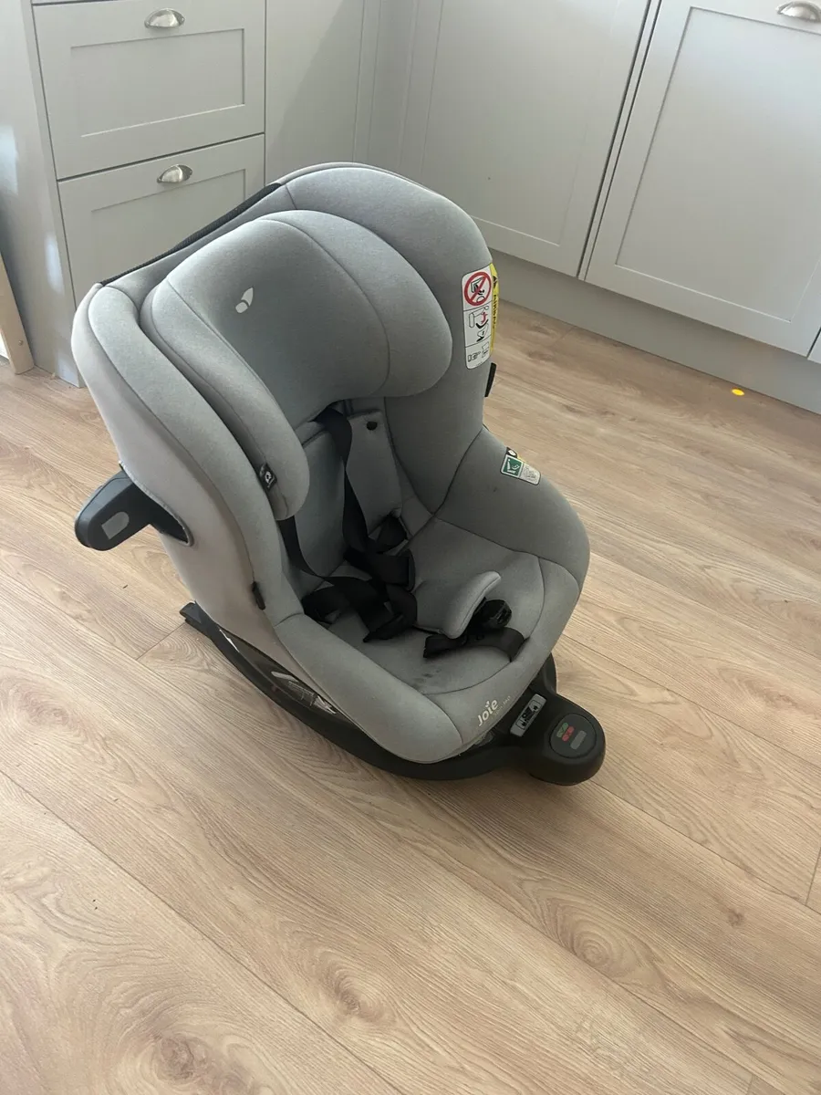 Joie Spin 360 car seat - Image 1