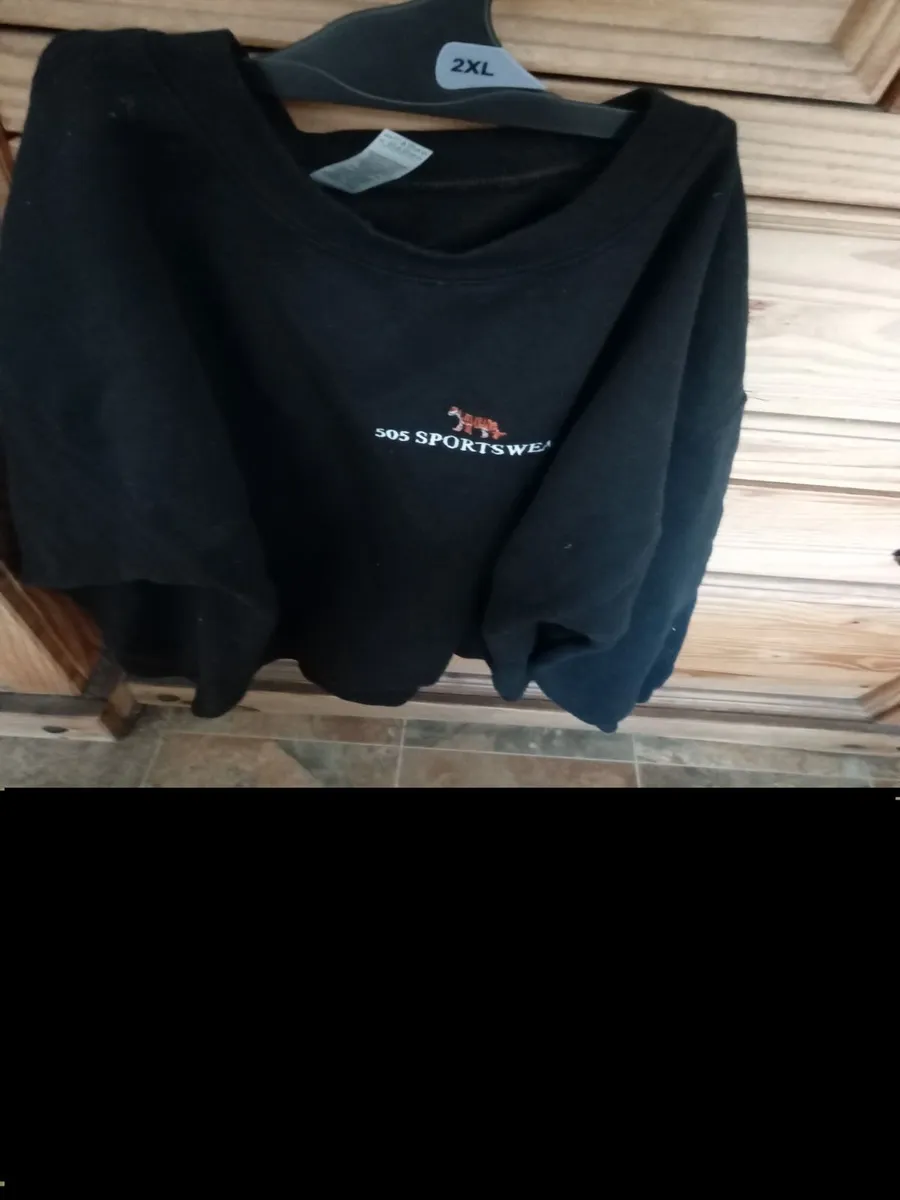Mans sweatshirt and 2teeshirts - Image 1