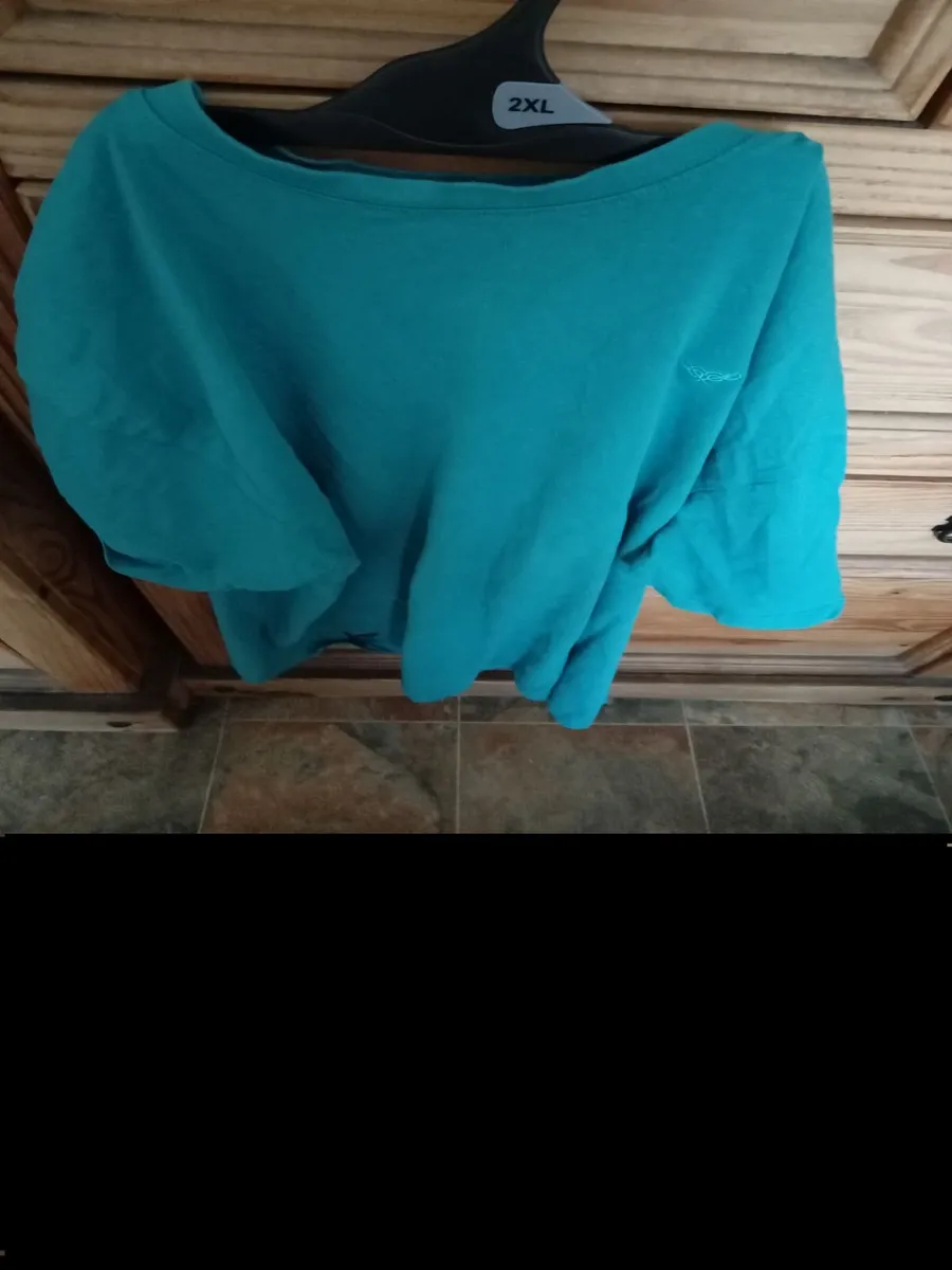 Mans sweatshirt and 2teeshirts - Image 2