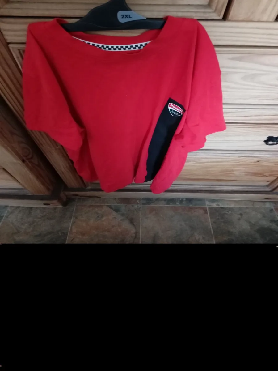 Mans sweatshirt and 2teeshirts - Image 3