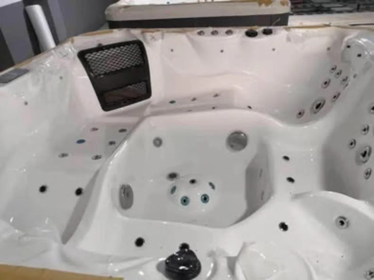 Hot tub - Image 1