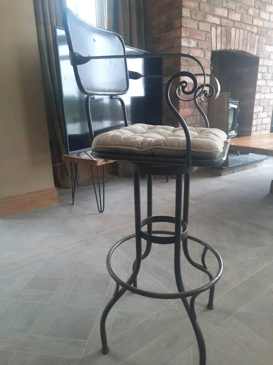 Breakfast bar stools - Image 3