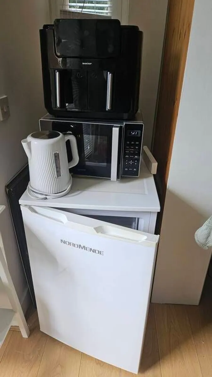 Kitchen Appliances and Chairs - Image 1