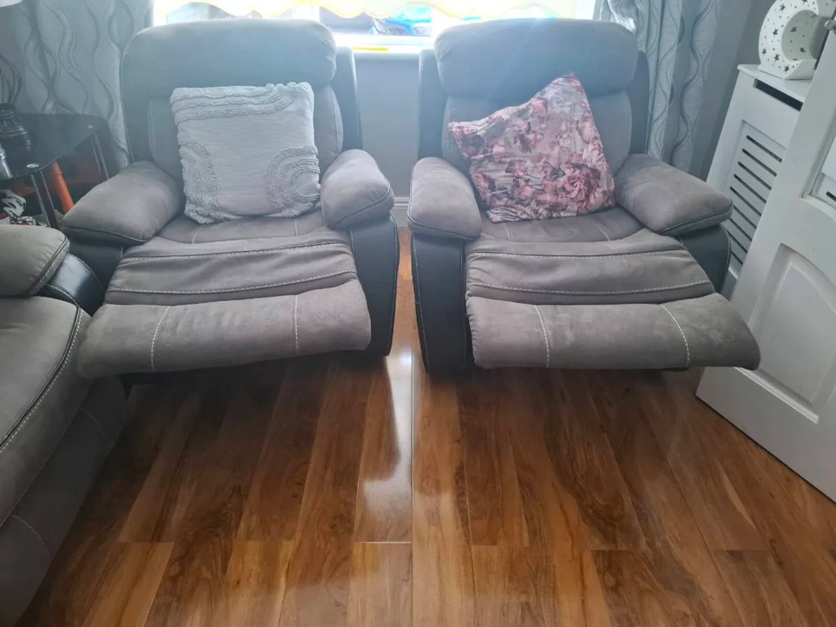 3 seater recliner grey sofa,2 recliner grey chairs - Image 3