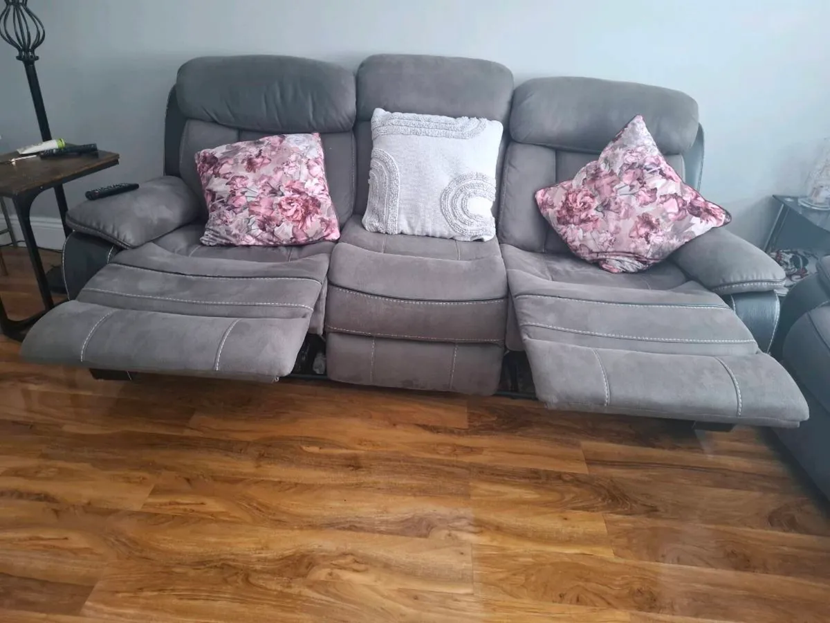 3 seater recliner grey sofa,2 recliner grey chairs - Image 4