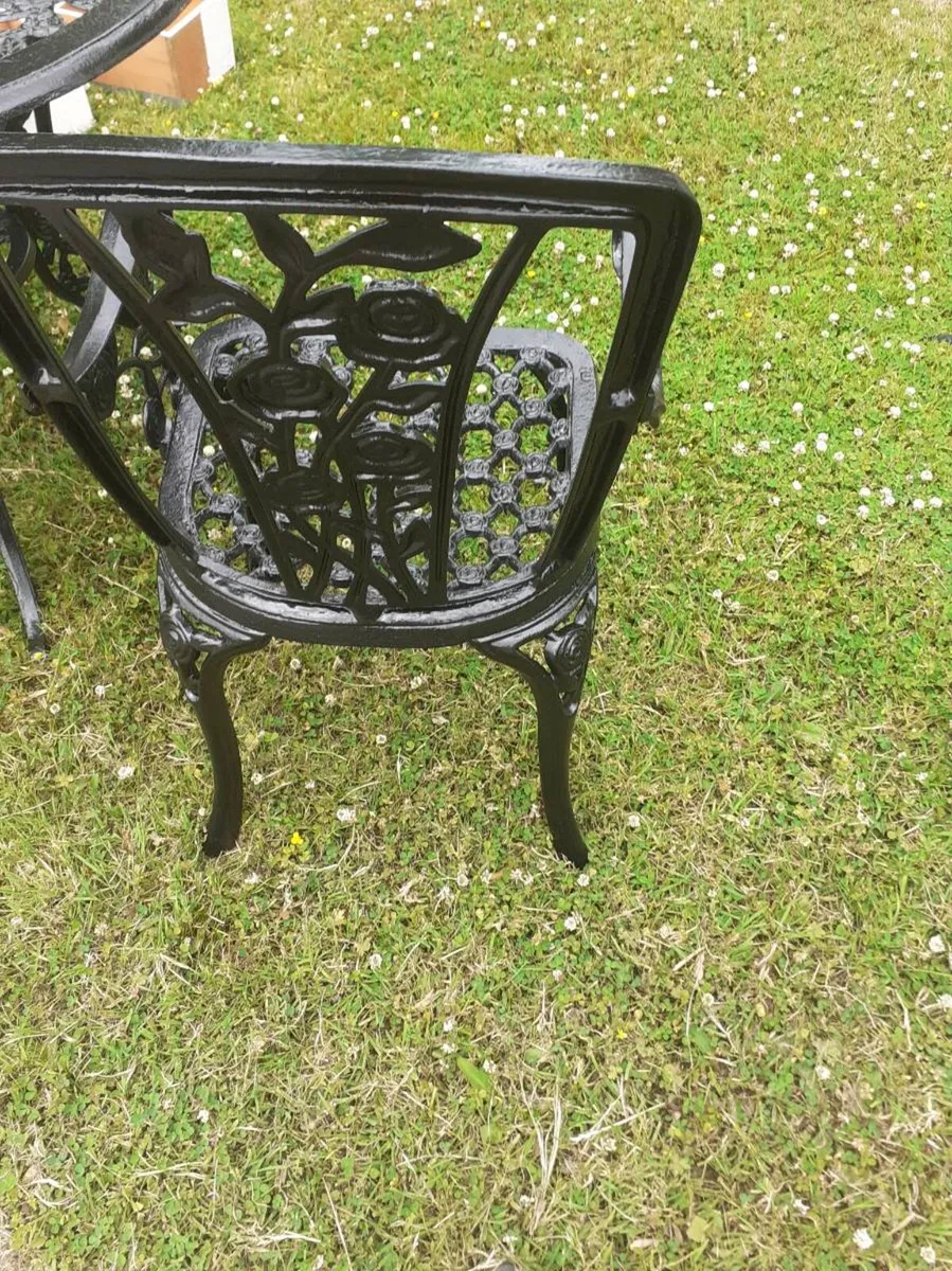 Table and chairs - Image 3