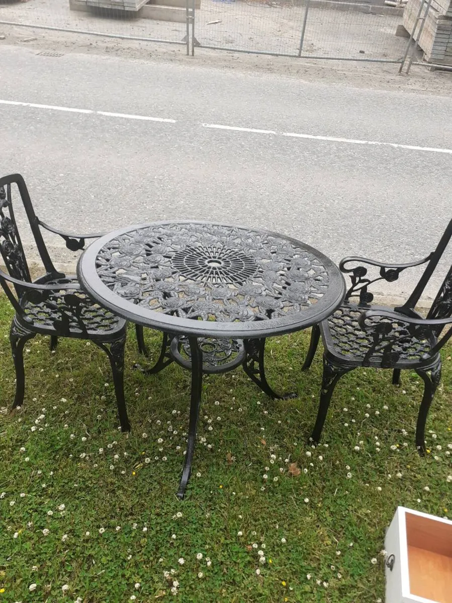 Table and chairs - Image 1