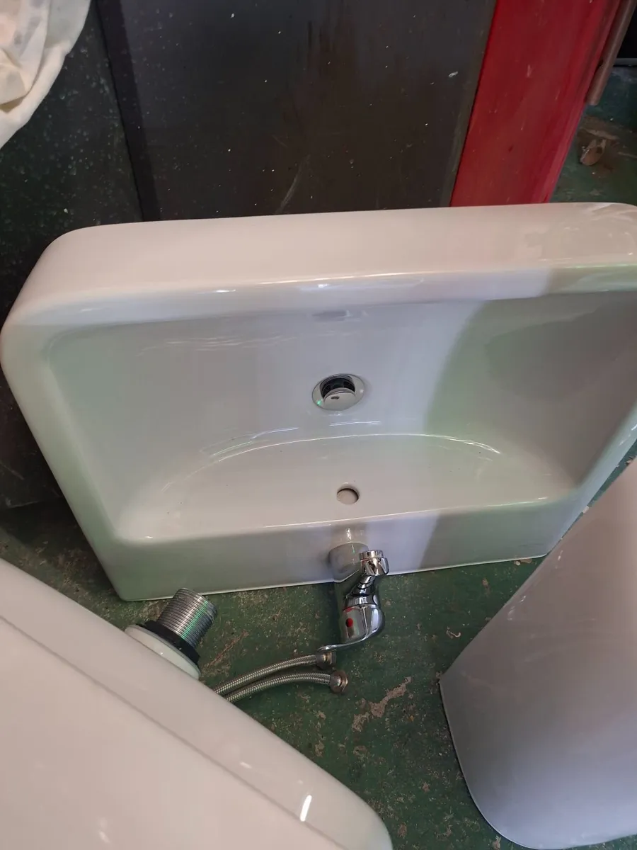 3 x Villeroy and Boch sinks - Image 4