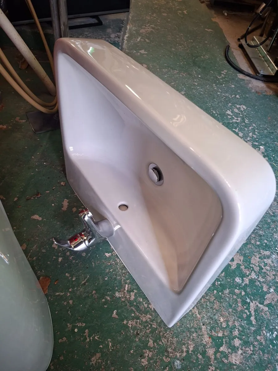 3 x Villeroy and Boch sinks - Image 1