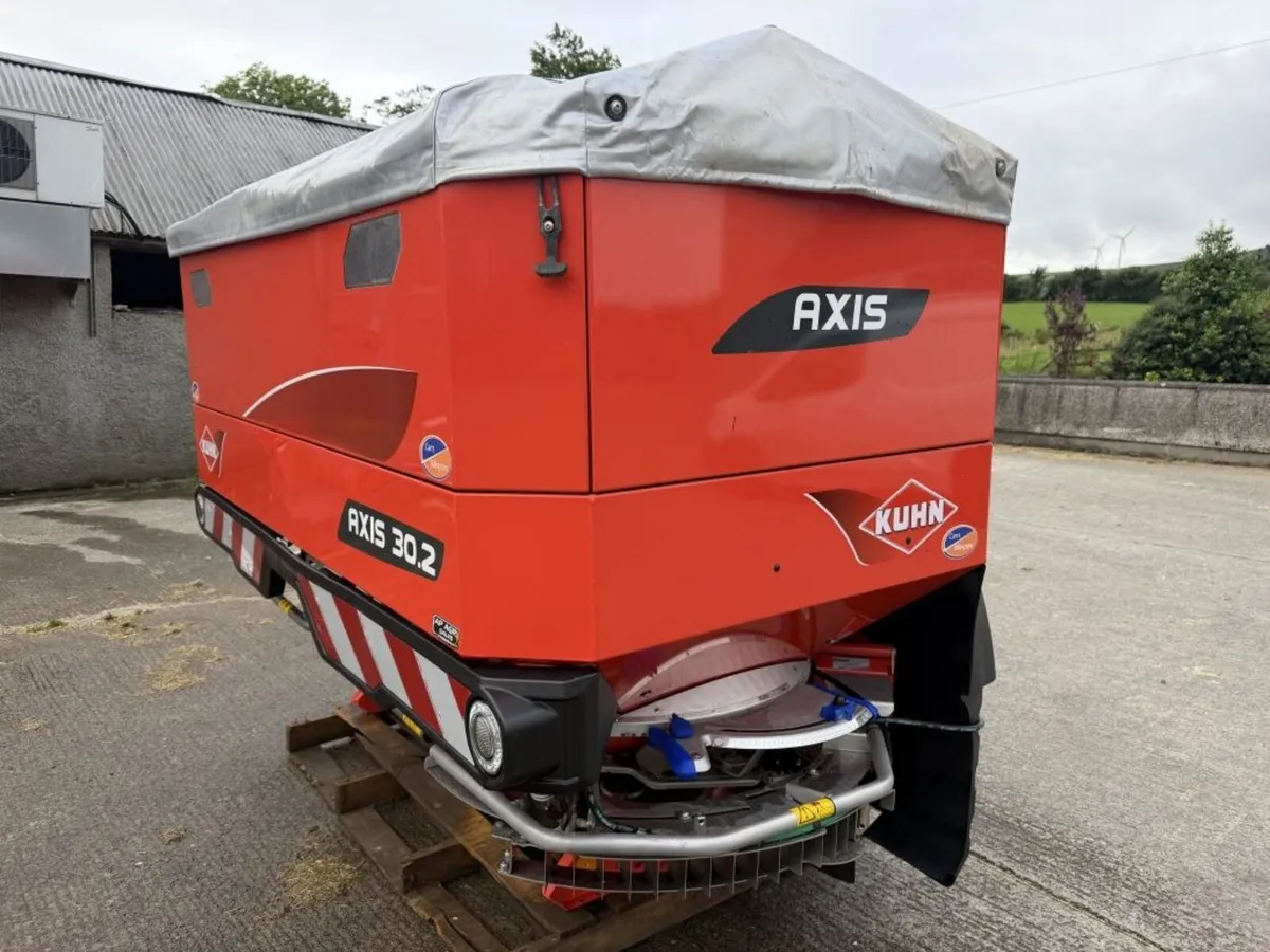 KUHN AXIS 30.2 FERTILISER SPREADER - Image 4