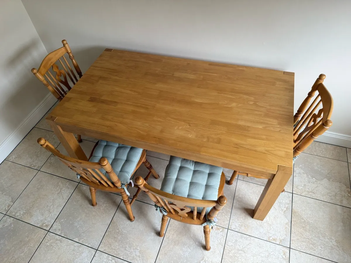 Table and 4 chairs - Image 2