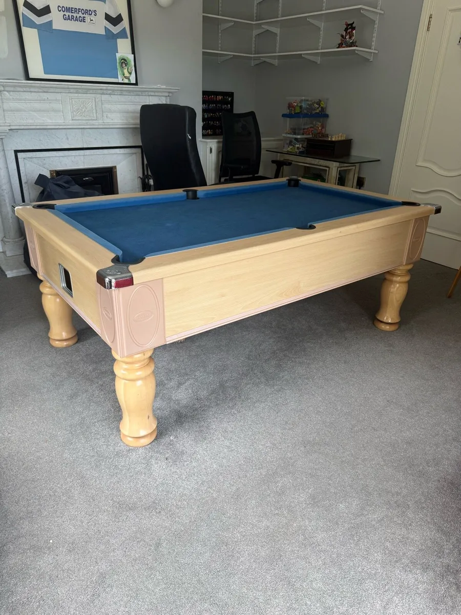 Pool table - Image 1