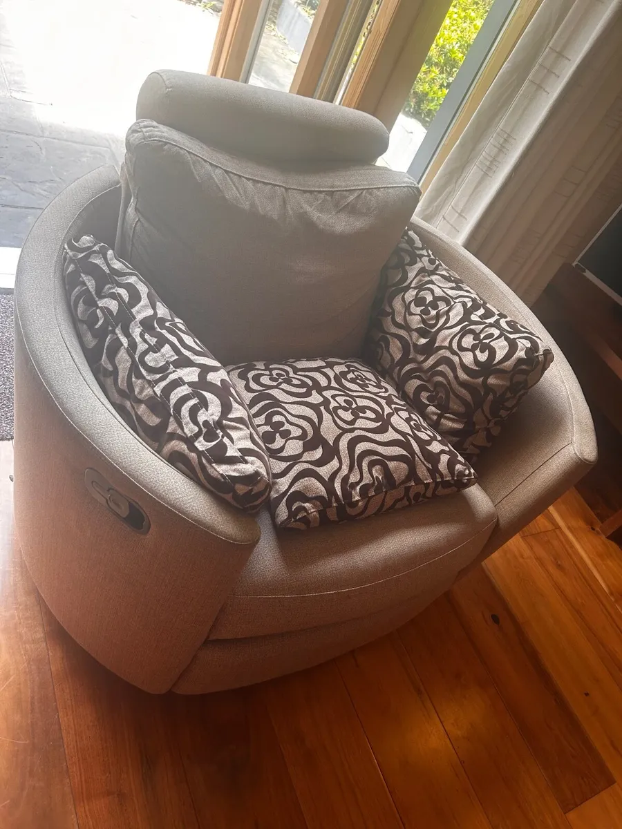 L-shaped couch & armchairs - Image 2
