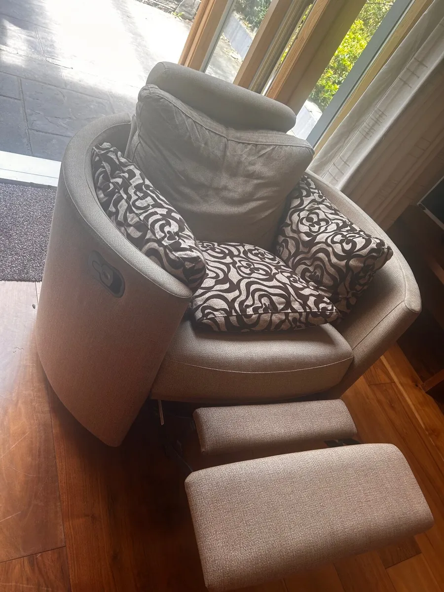 L-shaped couch & armchairs - Image 3