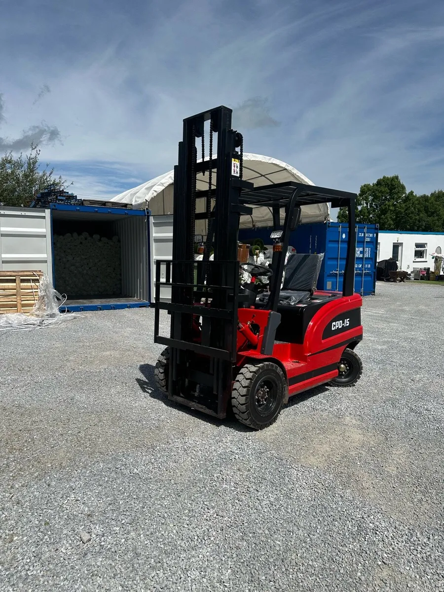 2400kg electric forklift - Image 2