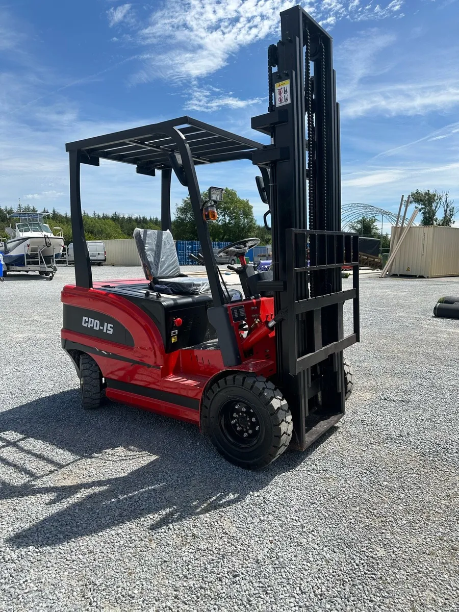 2400kg electric forklift - Image 1