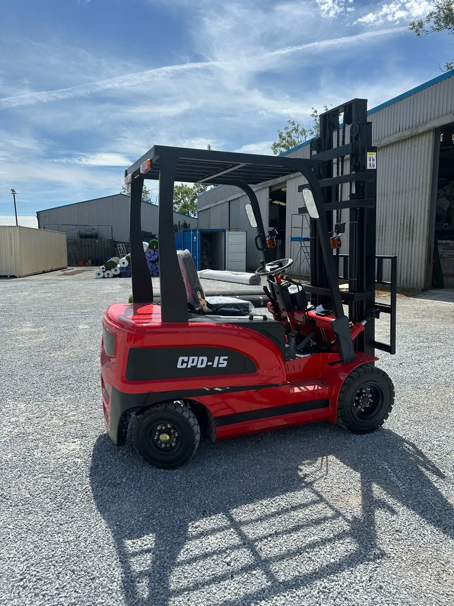 2400kg electric forklift - Image 3