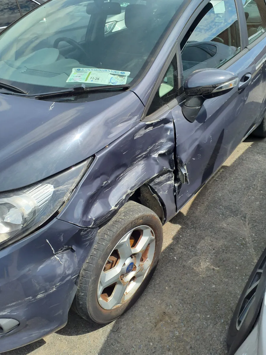Ford Fiesta 2011 driving - Image 2