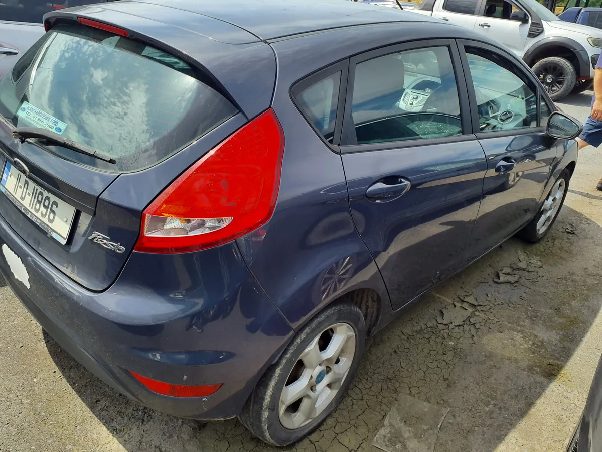 Ford Fiesta 2011 driving - Image 4