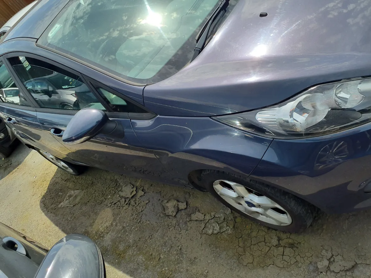 Ford Fiesta 2011 driving - Image 3