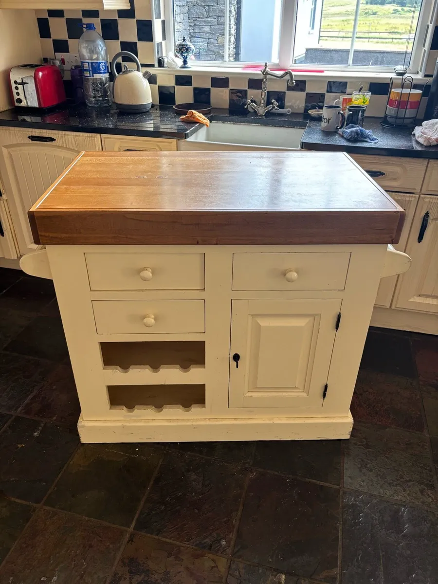 Kitchen island - Image 1