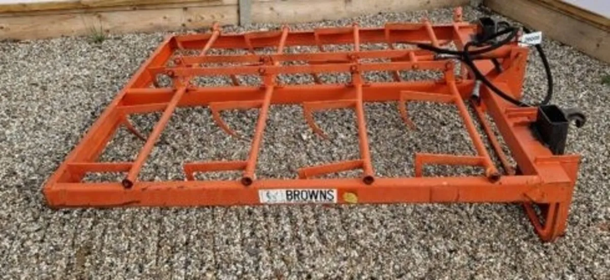 BROWNS FLAT 8 BALE GRAB