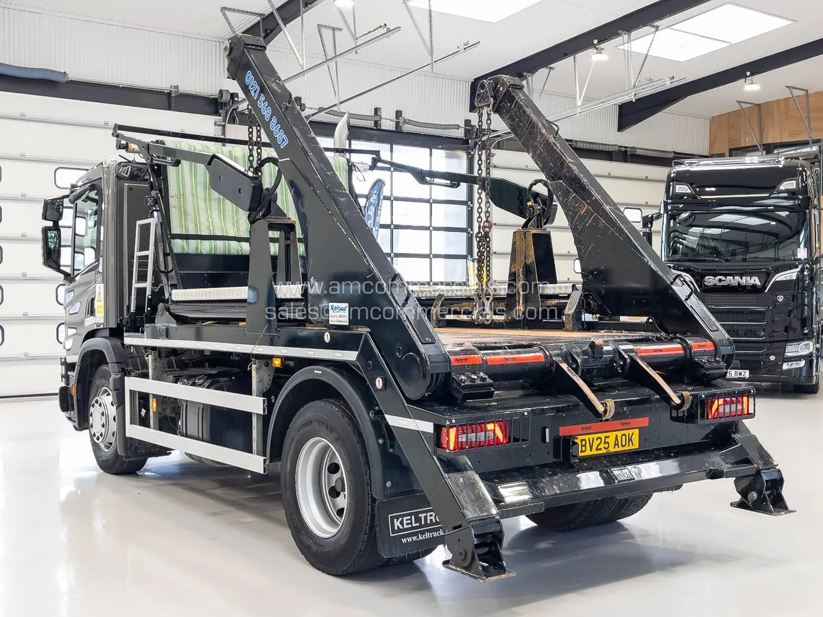 2025 SCANIA P250 XT SKIP LOADER - Image 4