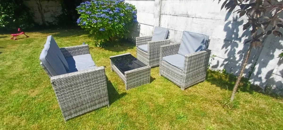 Table & chairs - Image 1