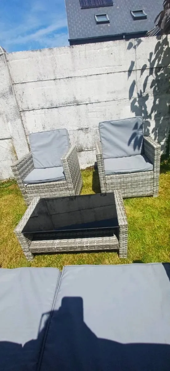 Table & chairs - Image 2