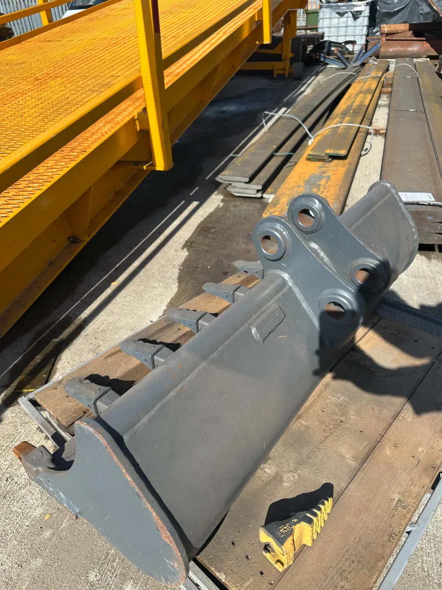 3 Tonne 40mm Pin 48" Width Ditching Bucket w/Teeth - Image 1