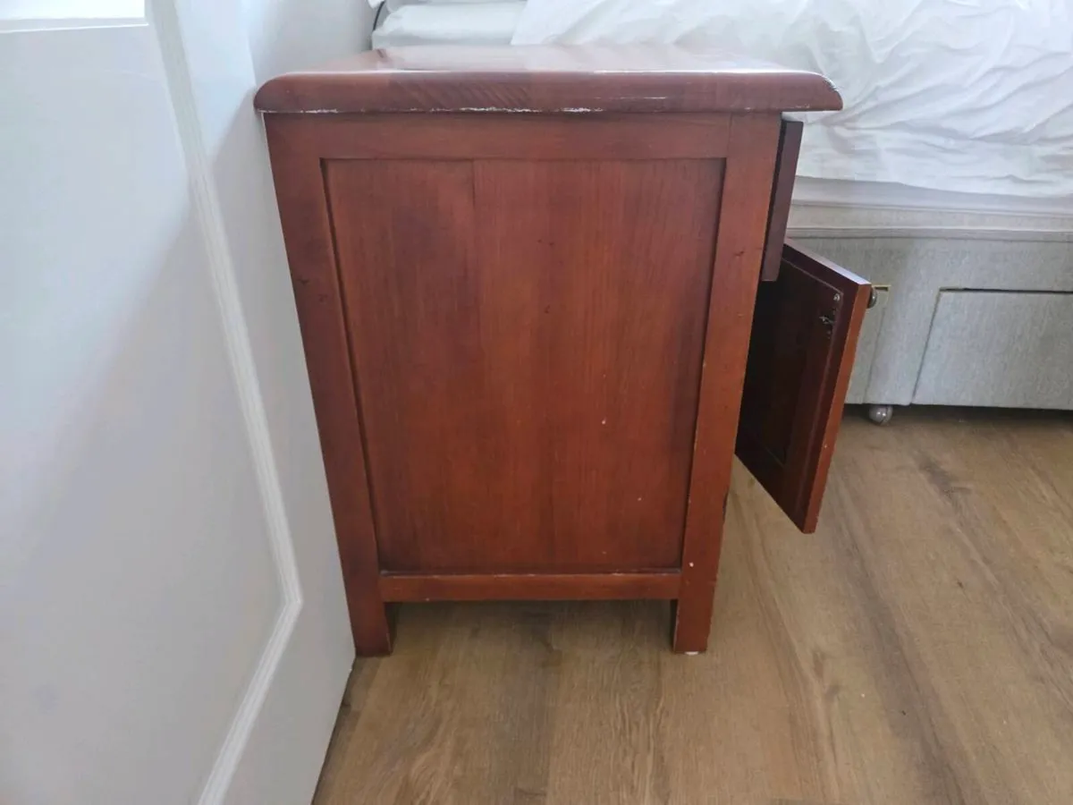 Super king headboard and 2 bedside lockers - Image 3